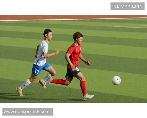 人踢足球的乐趣与技巧探讨以及对身体素质的全面提升分析